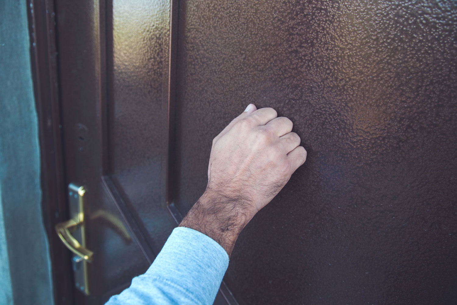 door-to-door roofing contractors