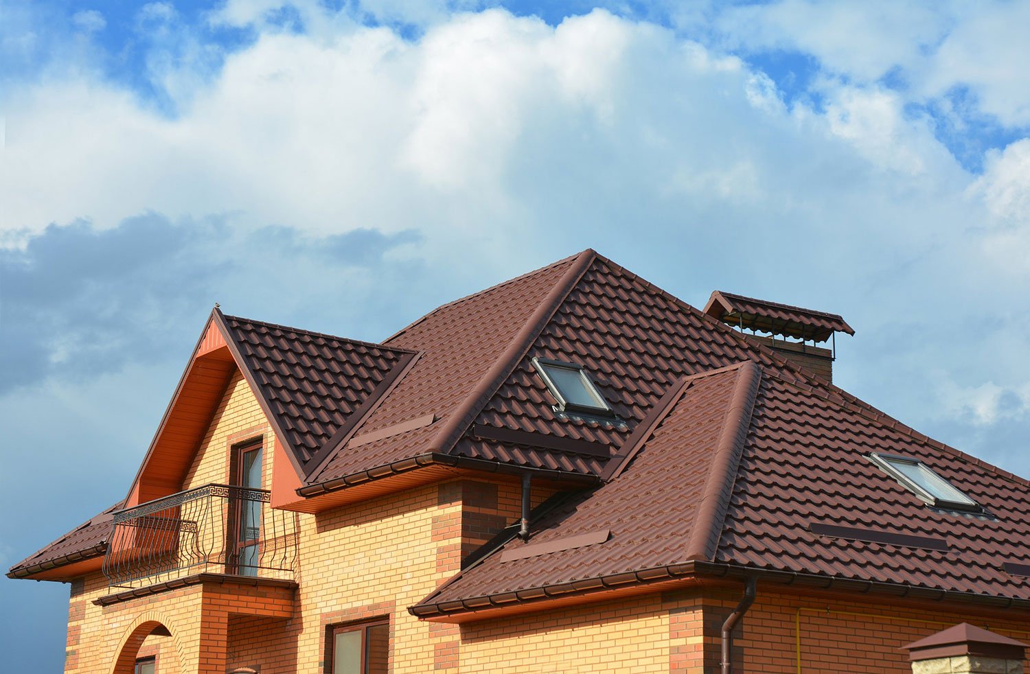 roof with w roof valley flashing